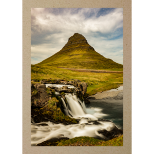 Berg mit Wasserfall Iceland
