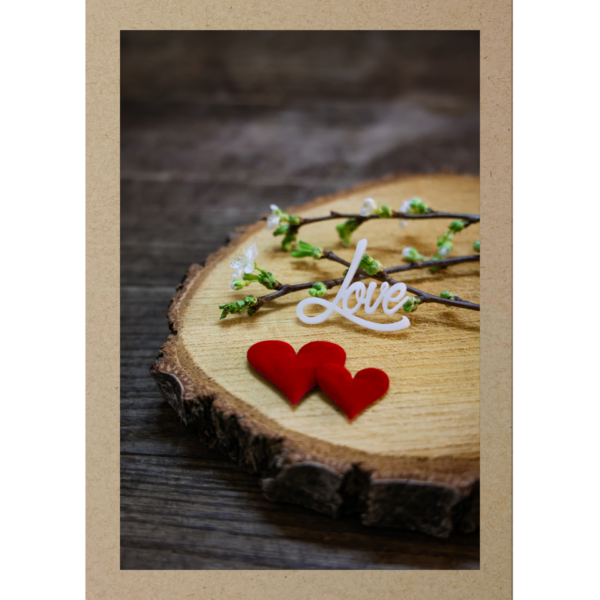 Grusskarte LOVE mit Herzen auf Holzscheibe