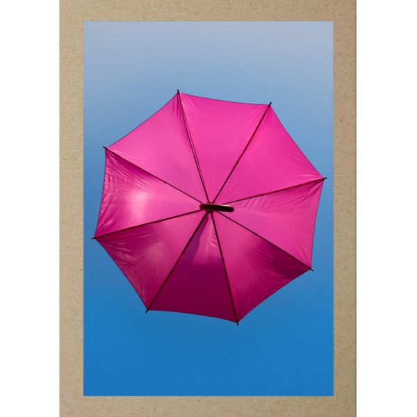 Pinker Regenschirm im Himmel
