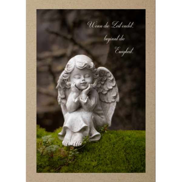 Trauerkarte Engel auf Moos im Wald mit Trauertext
